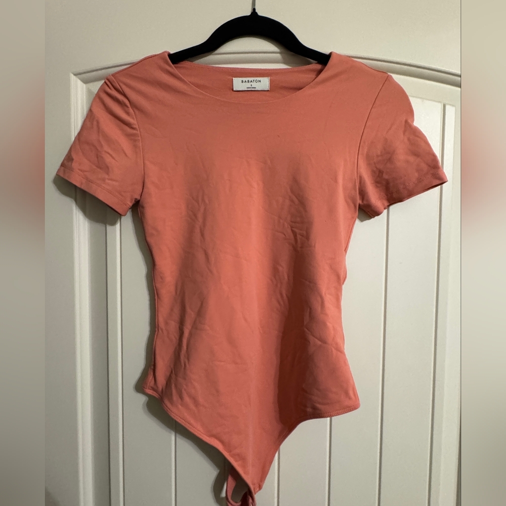 ▫️Aritzia Babaton Contour Crewneck Peach Coral Short Sleeve Bodysuit Size Small